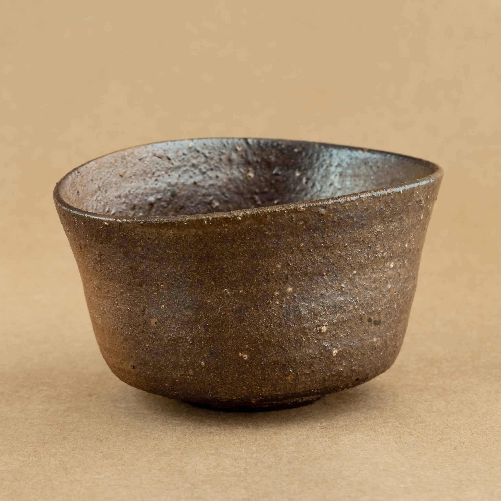 Chawan de gres: Chawan de gres, cuenco tradicional para la ceremonia del té, con detalles que expresan autenticidad.