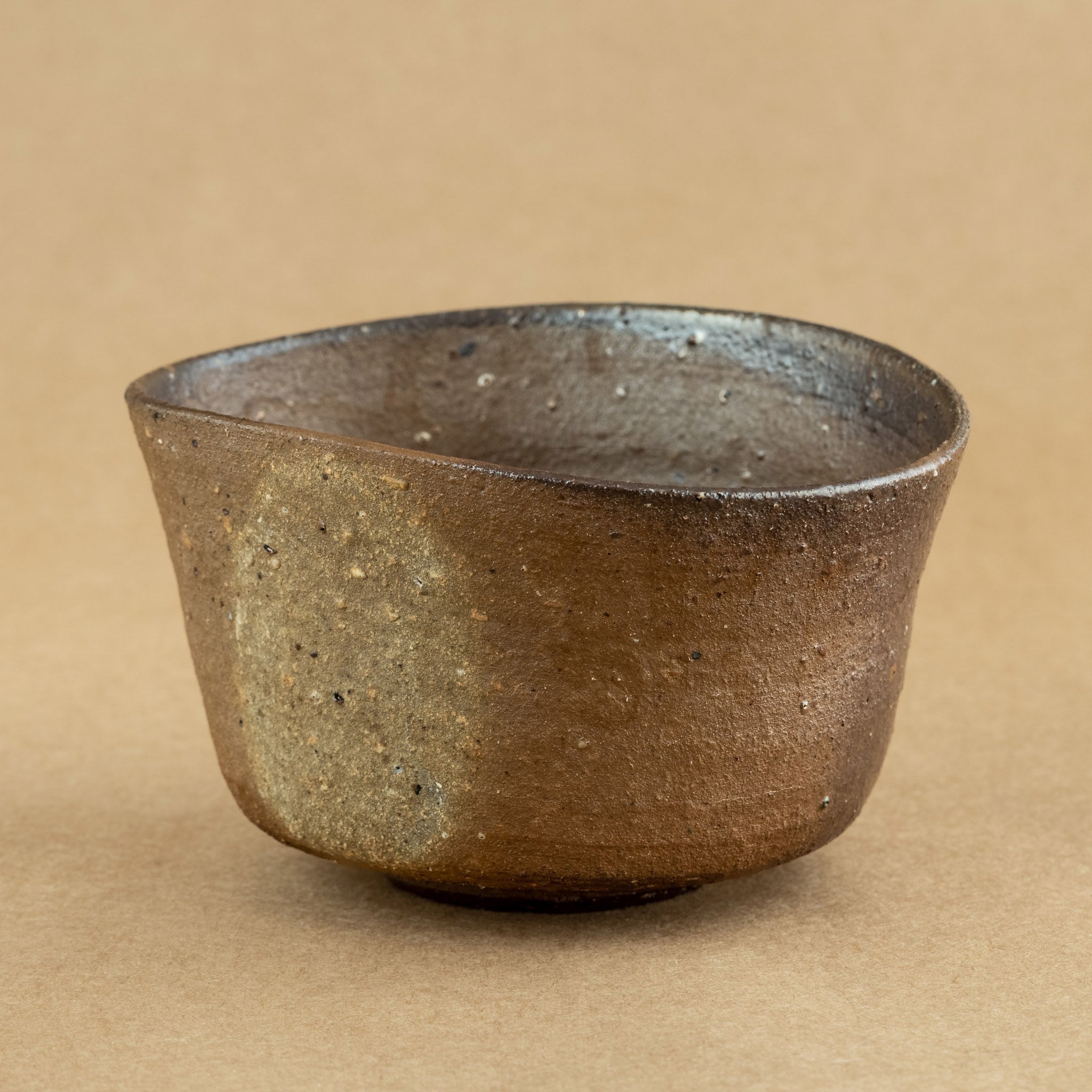 Chawan de gres: Chawan de gres, cuenco tradicional para la ceremonia del té, con detalles que expresan autenticidad.