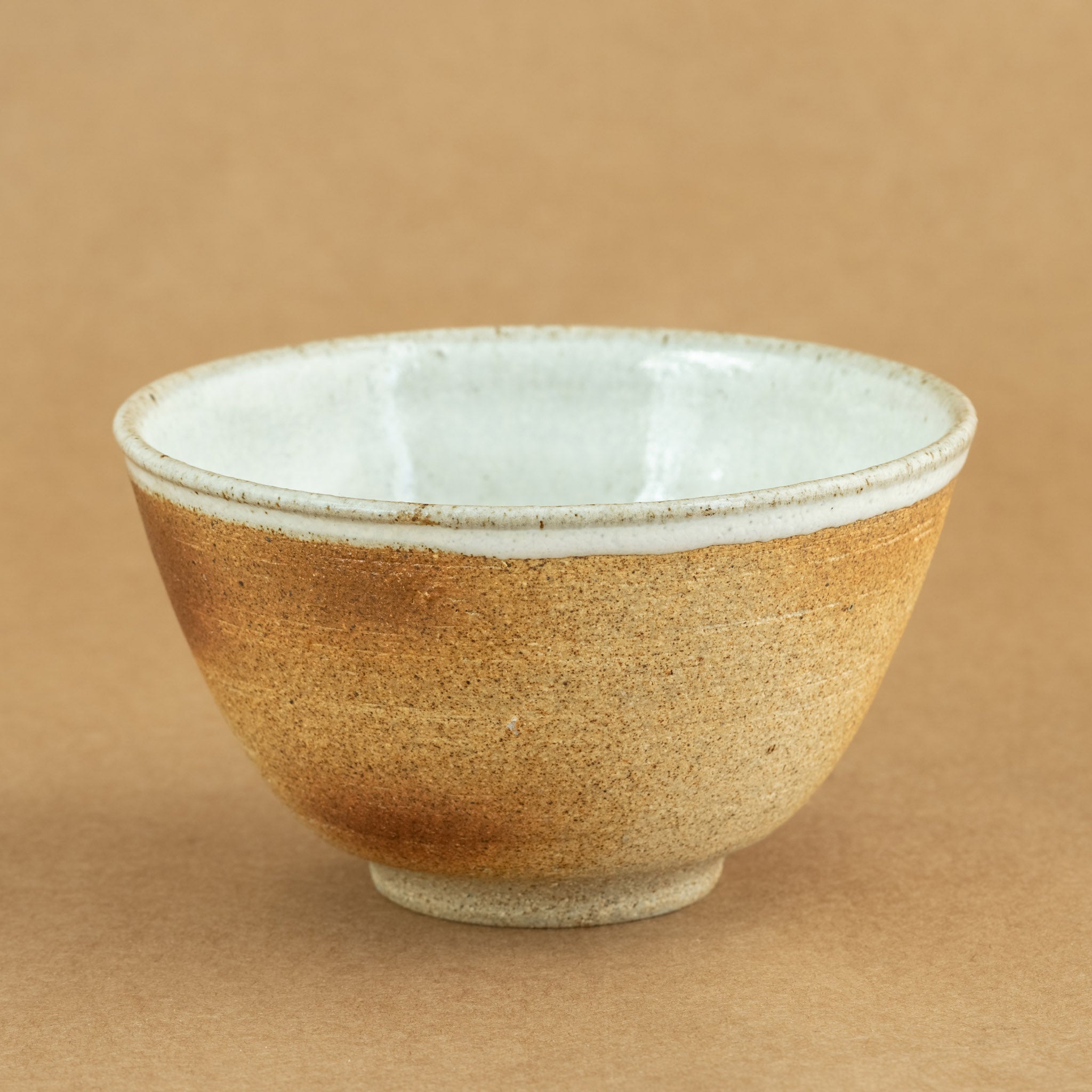 Chawan de gres: Chawan de gres, cuenco tradicional para la ceremonia del té, con detalles que expresan autenticidad.