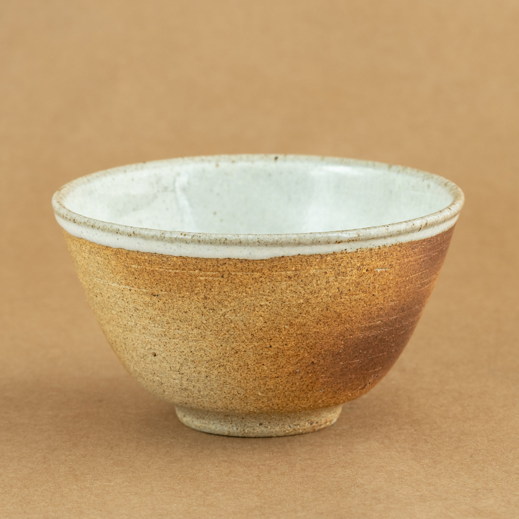 Chawan de gres: Chawan de gres, cuenco tradicional para la ceremonia del té, con detalles que expresan autenticidad.