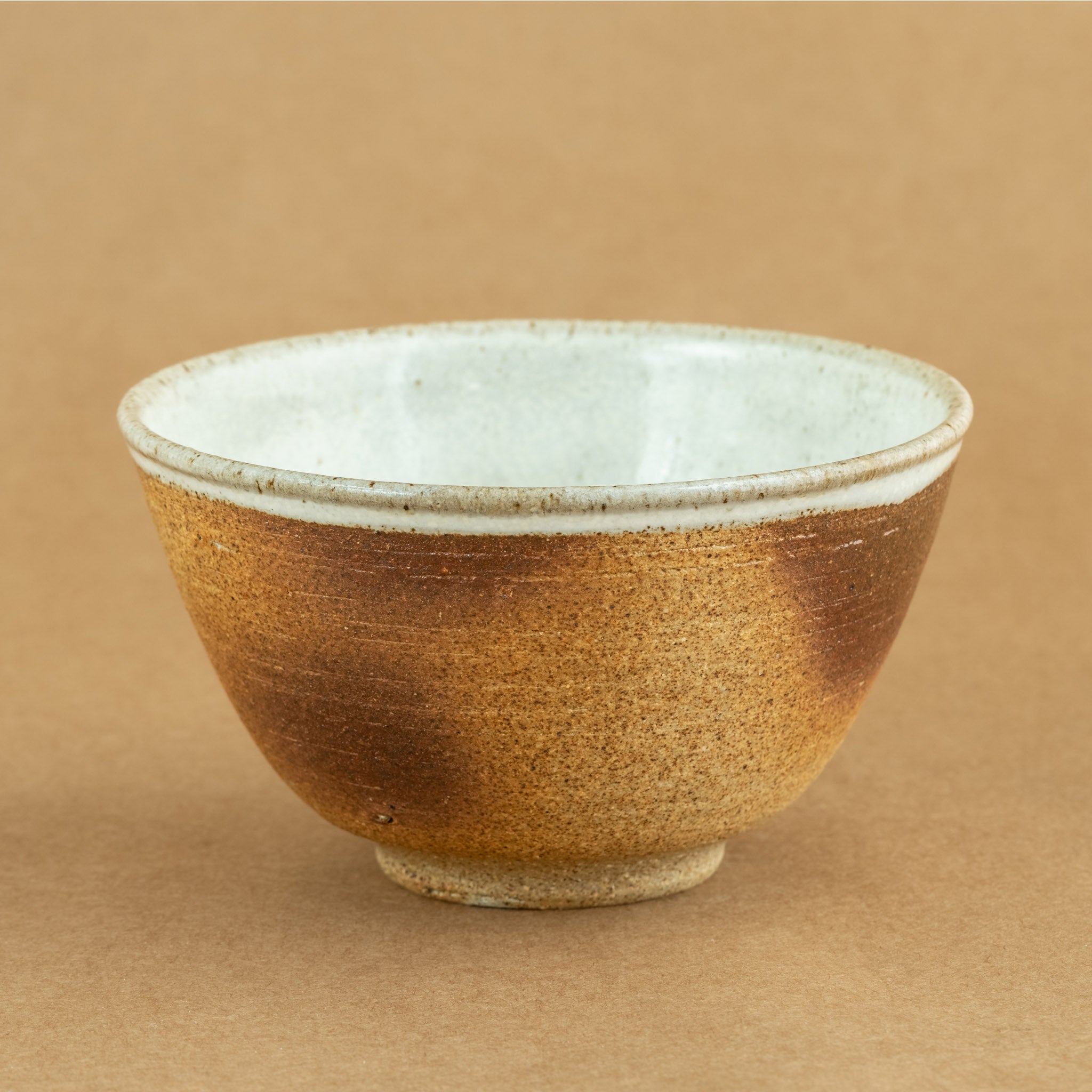 Chawan de gres: Chawan de gres, cuenco tradicional para la ceremonia del té, con detalles que expresan autenticidad.