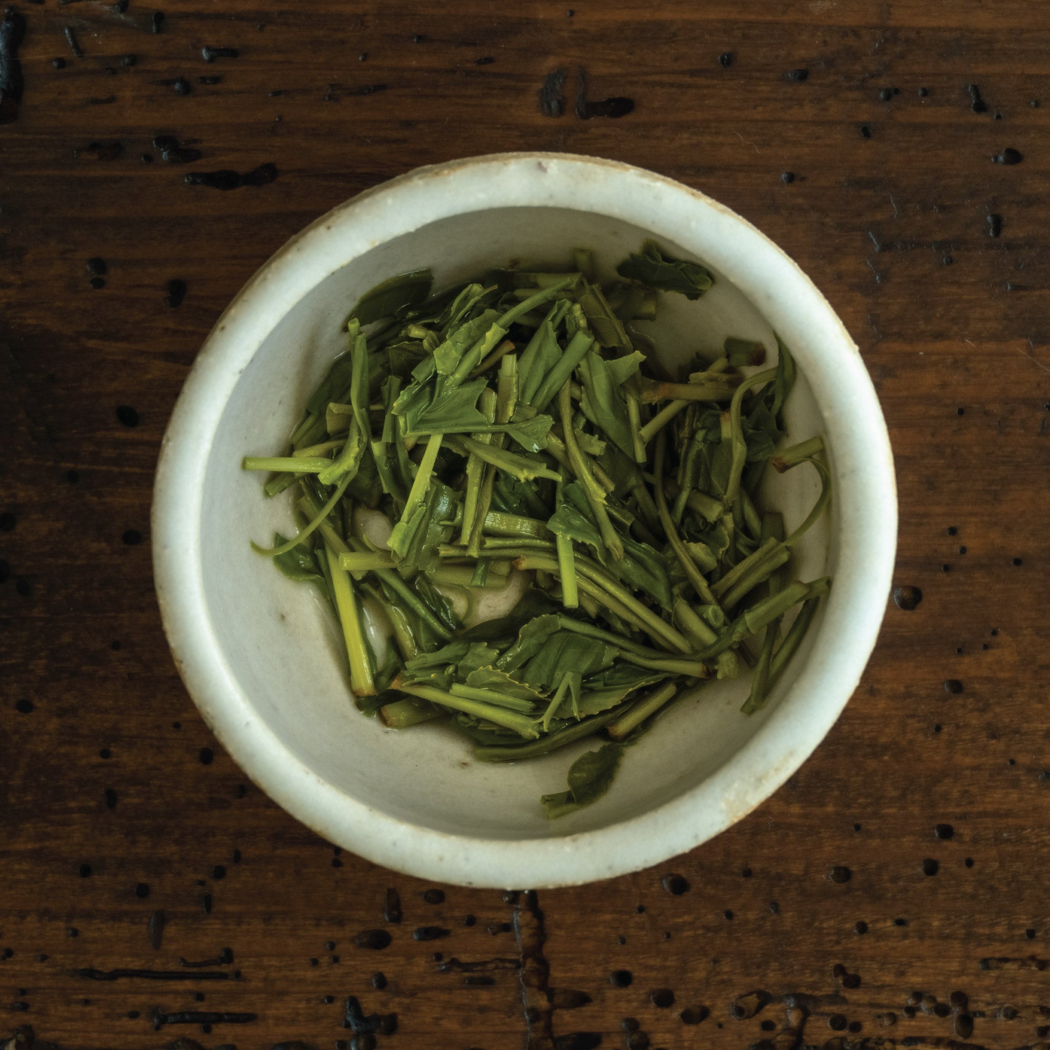 Té verde: Té verde fresco y lleno de vitalidad, reconocido por sus propiedades antioxidantes y su sabor refrescante.