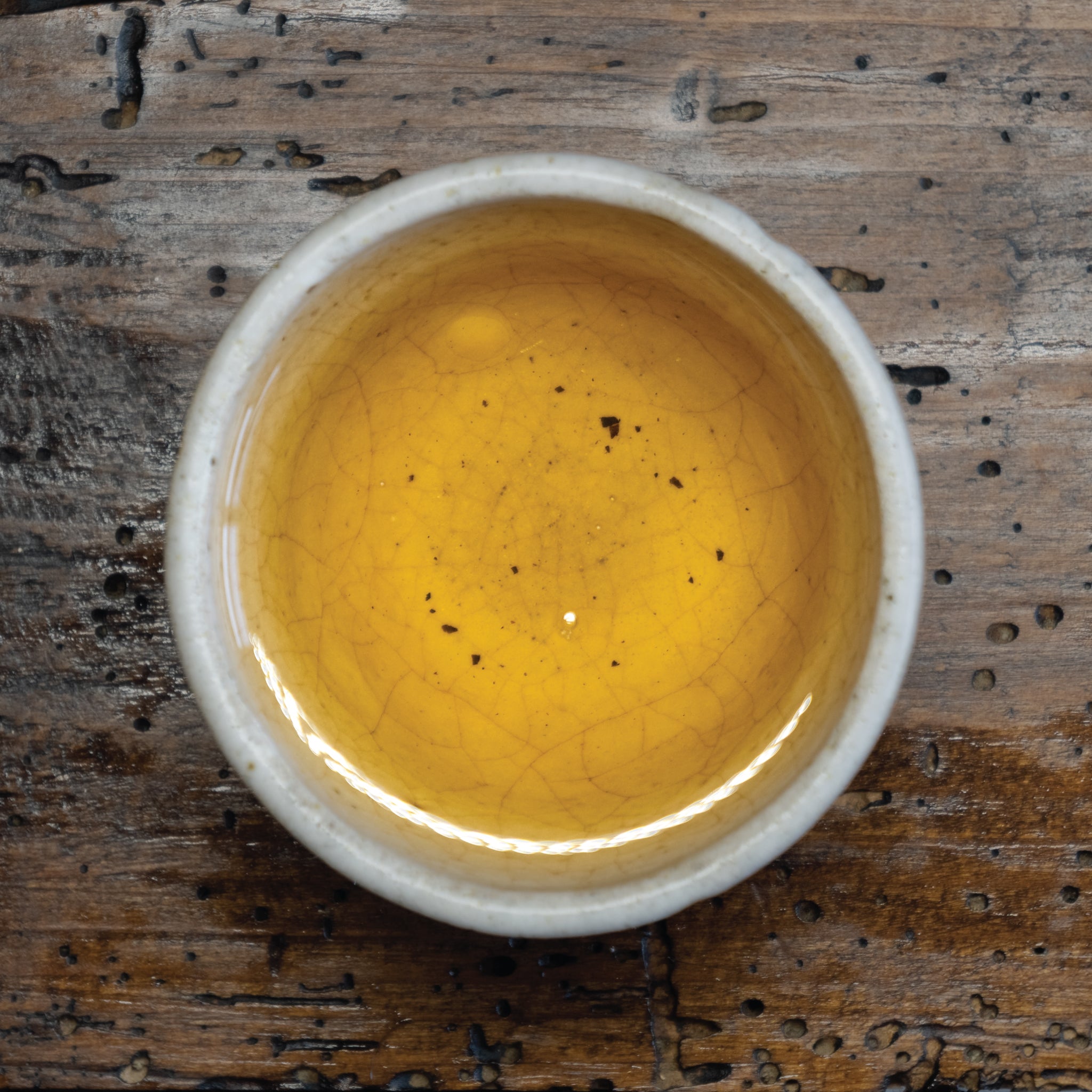 Té oolong: Exquisito té oolong, con un equilibrio único entre té verde y té negro, ofreciendo complejidad de sabores.