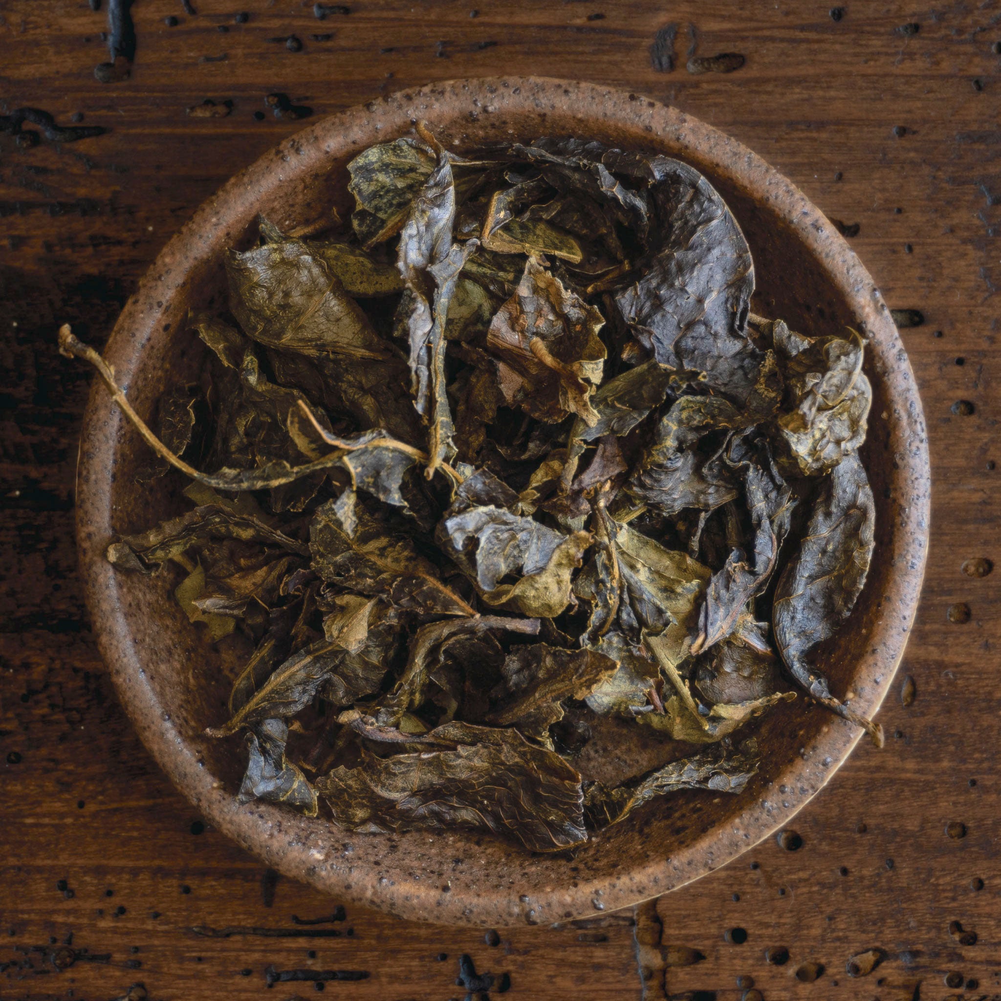 Té oscuro: Té oscuro, con cuerpo y profundidad de sabor, perfecto para quienes buscan una experiencia intensa.