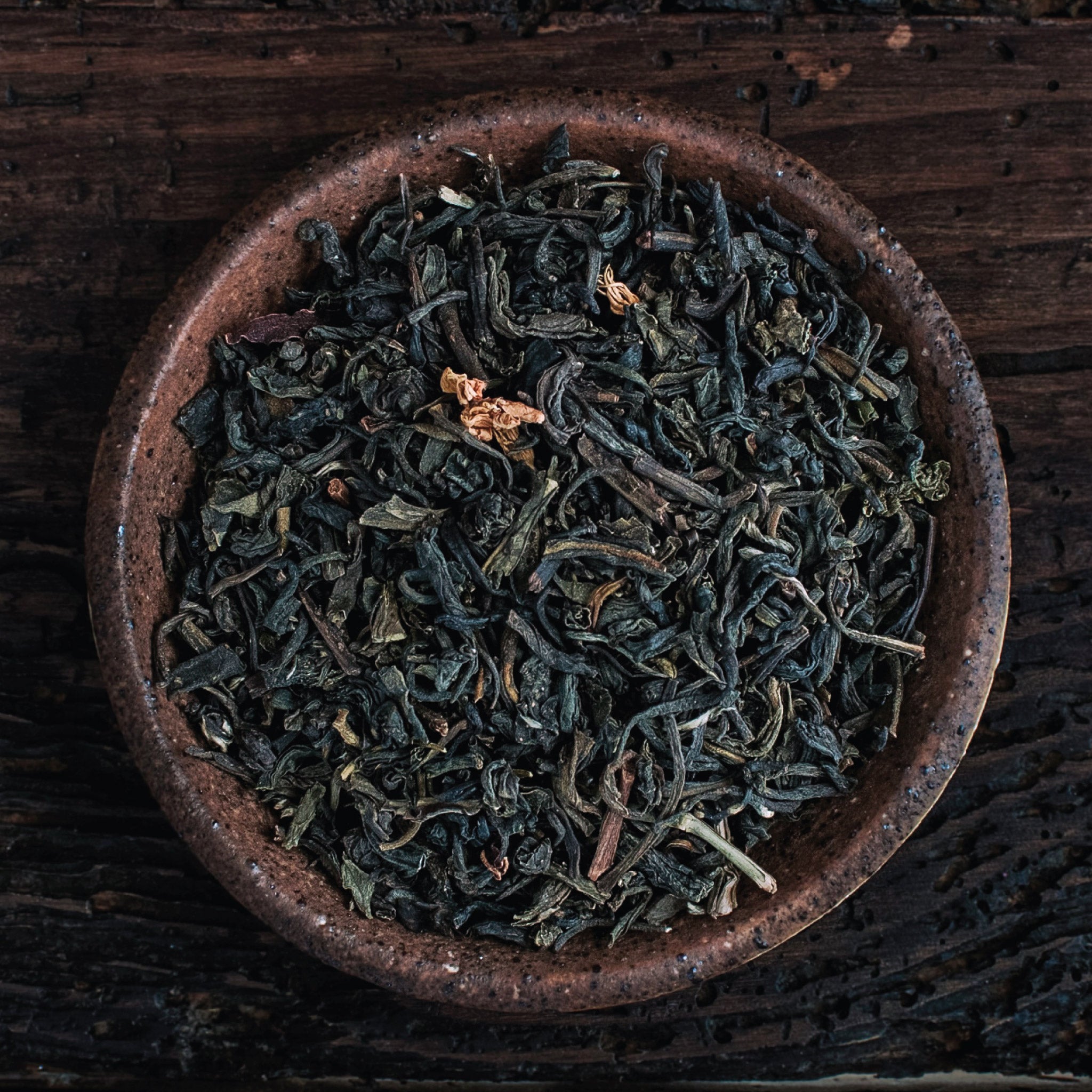 Té verde: Té verde fresco y lleno de vitalidad, reconocido por sus propiedades antioxidantes y su sabor refrescante.