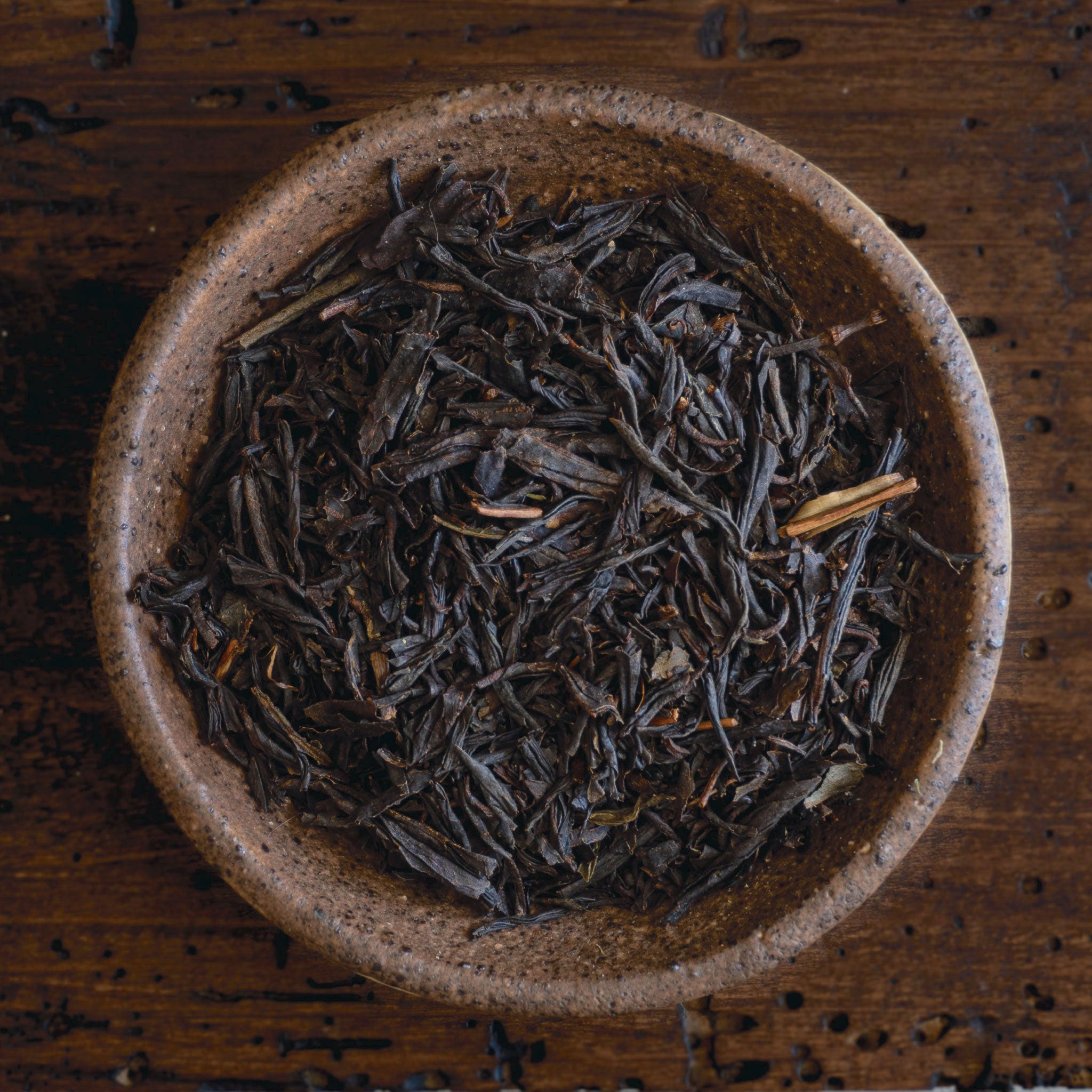 Té oolong: Exquisito té oolong, con un equilibrio único entre té verde y té negro, ofreciendo complejidad de sabores.