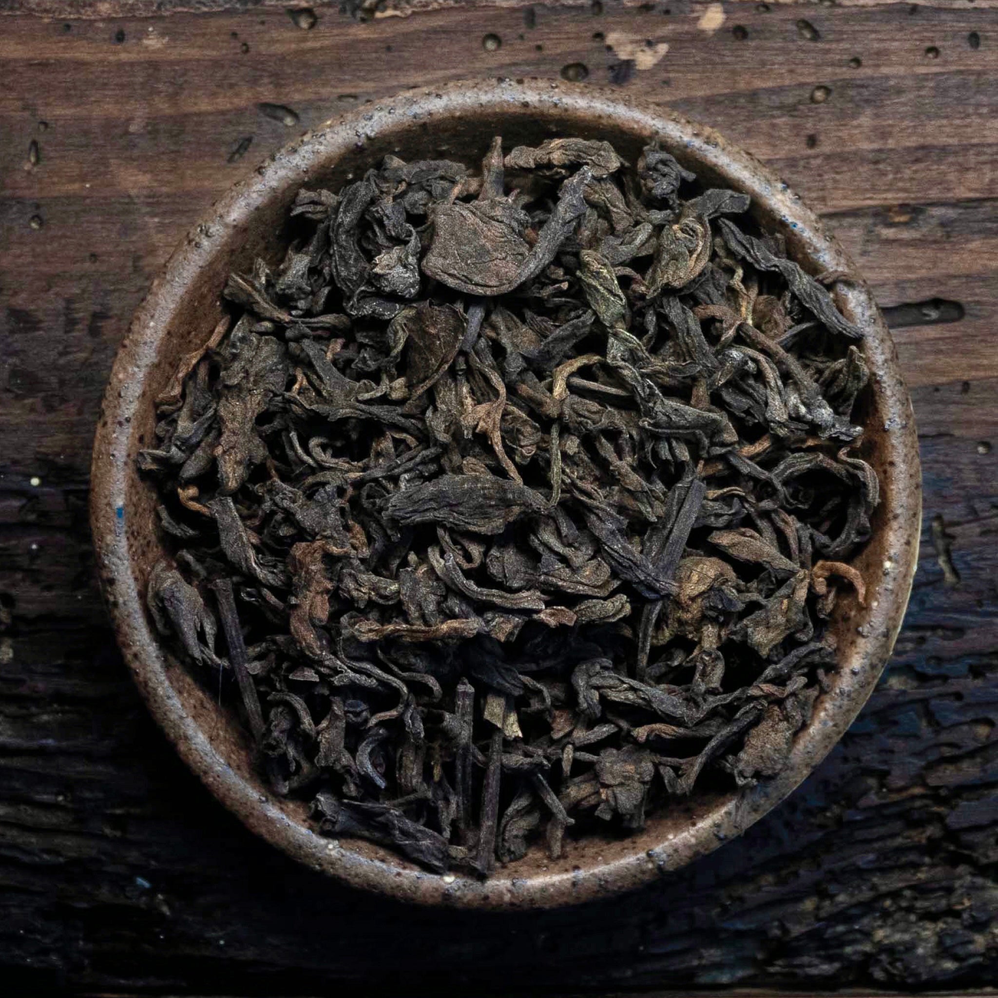 Té oscuro: Té oscuro, con cuerpo y profundidad de sabor, perfecto para quienes buscan una experiencia intensa.