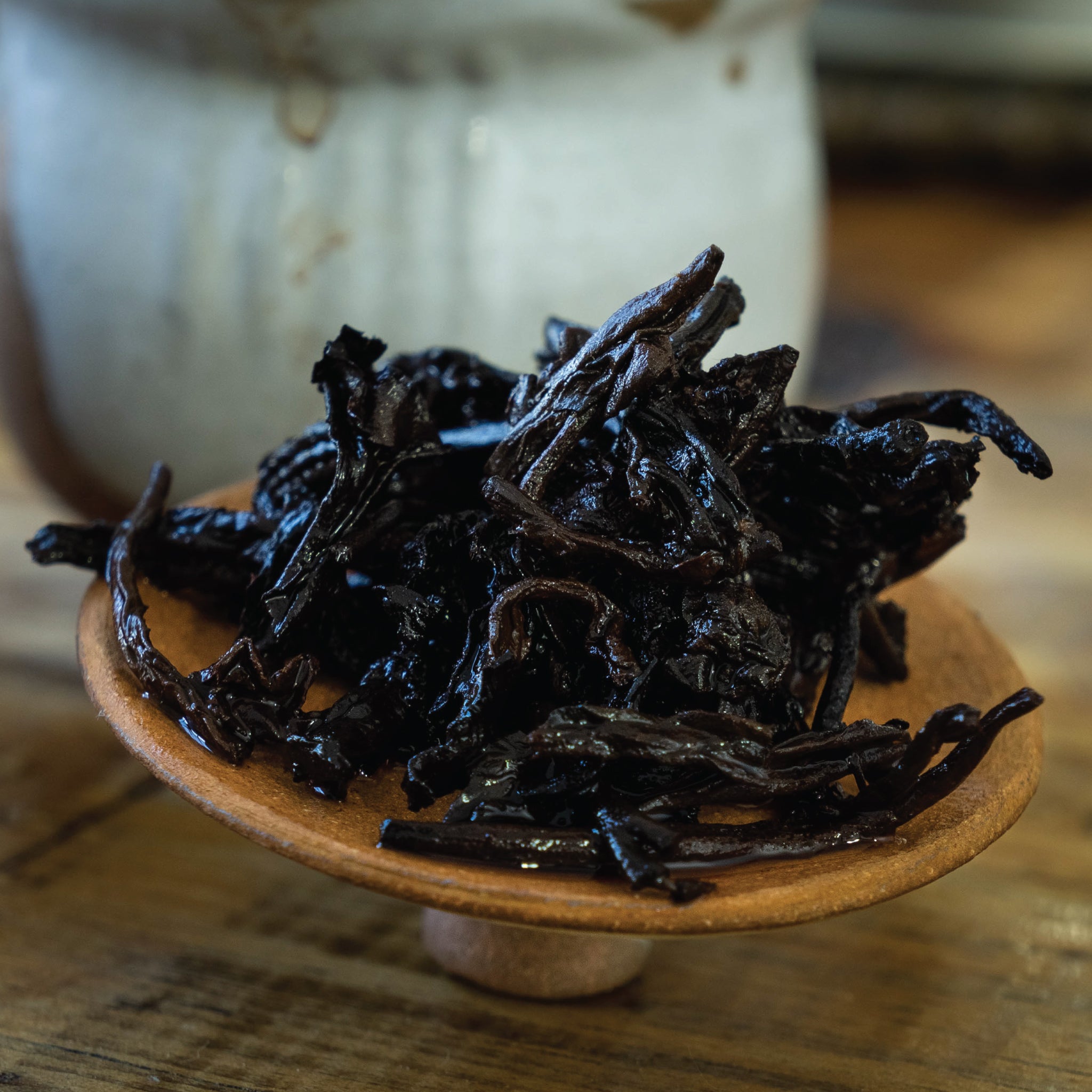 Té oscuro: Té oscuro, con cuerpo y profundidad de sabor, perfecto para quienes buscan una experiencia intensa.