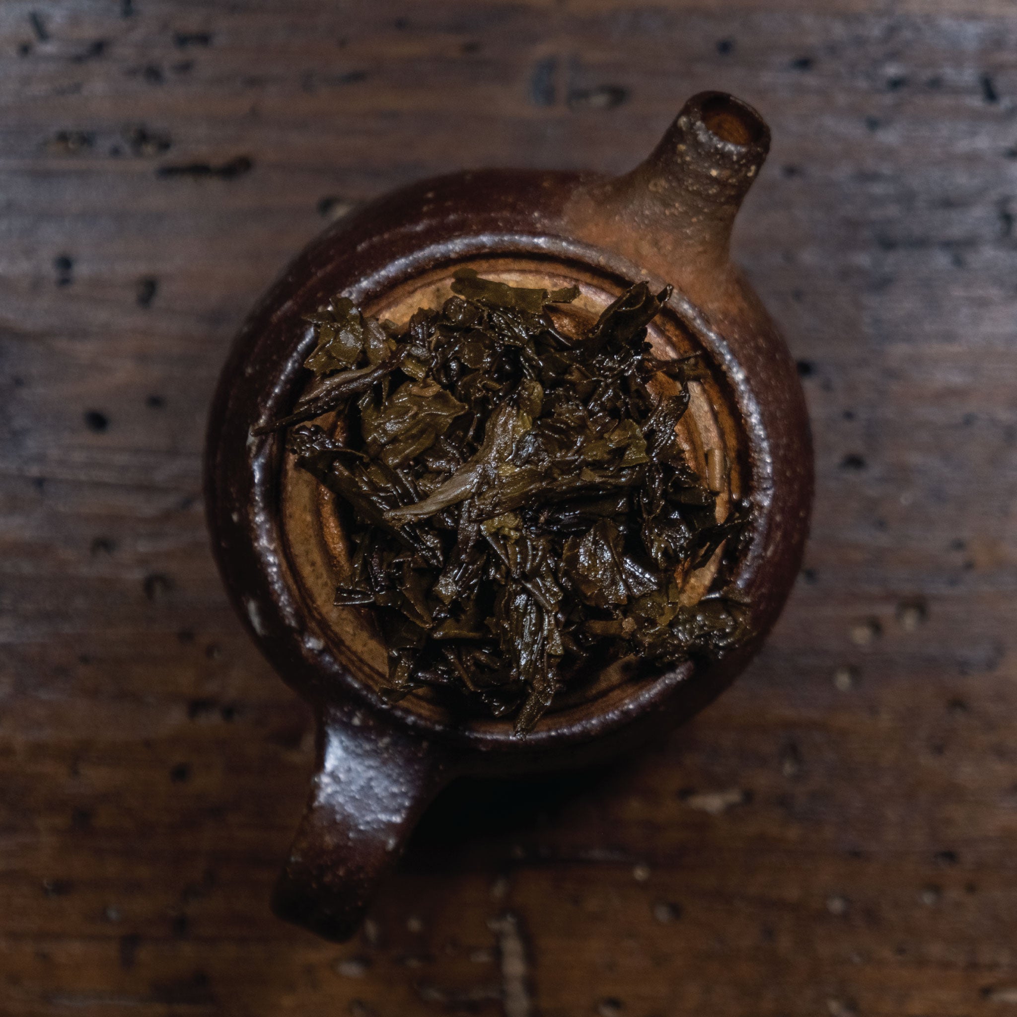 Té oscuro: Té oscuro, con cuerpo y profundidad de sabor, perfecto para quienes buscan una experiencia intensa.