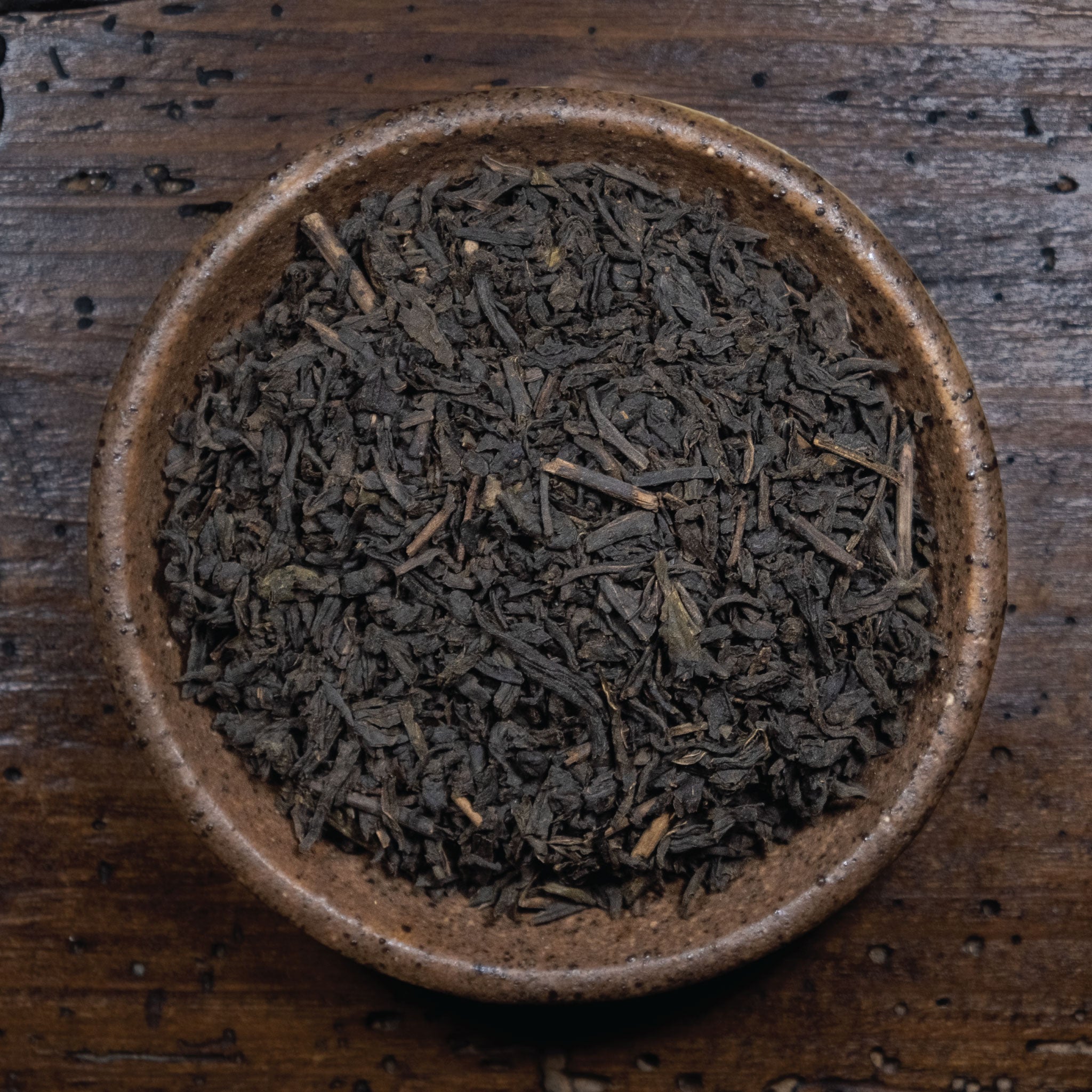 Té oscuro: Té oscuro, con cuerpo y profundidad de sabor, perfecto para quienes buscan una experiencia intensa.