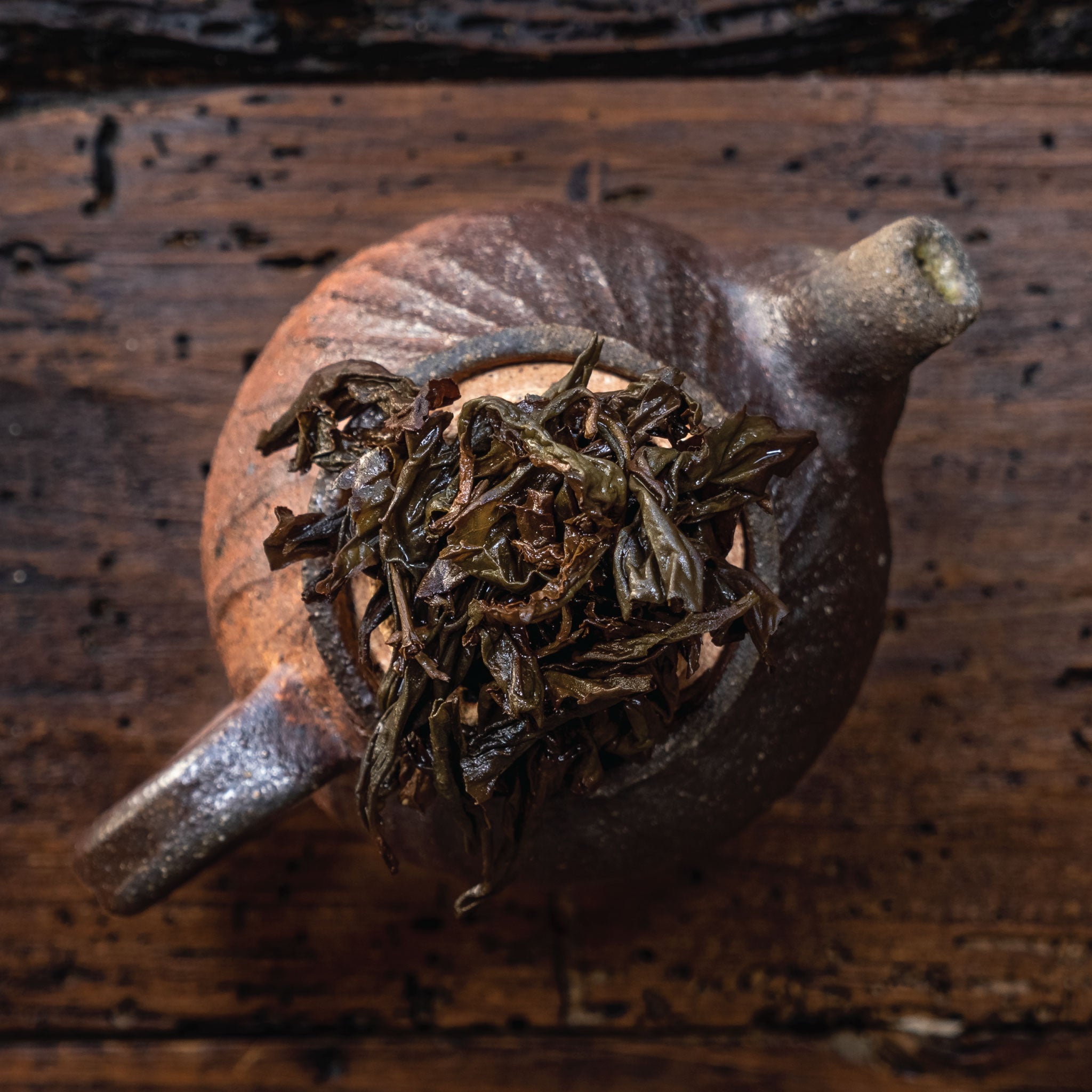 Té oolong: Exquisito té oolong, con un equilibrio único entre té verde y té negro, ofreciendo complejidad de sabores.