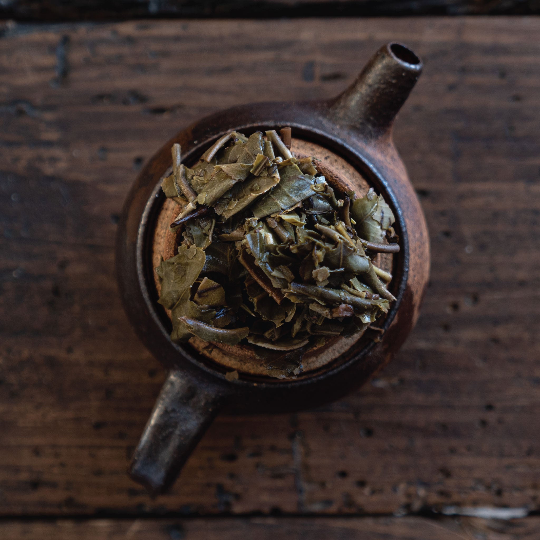 Té oscuro: Té oscuro, con cuerpo y profundidad de sabor, perfecto para quienes buscan una experiencia intensa.