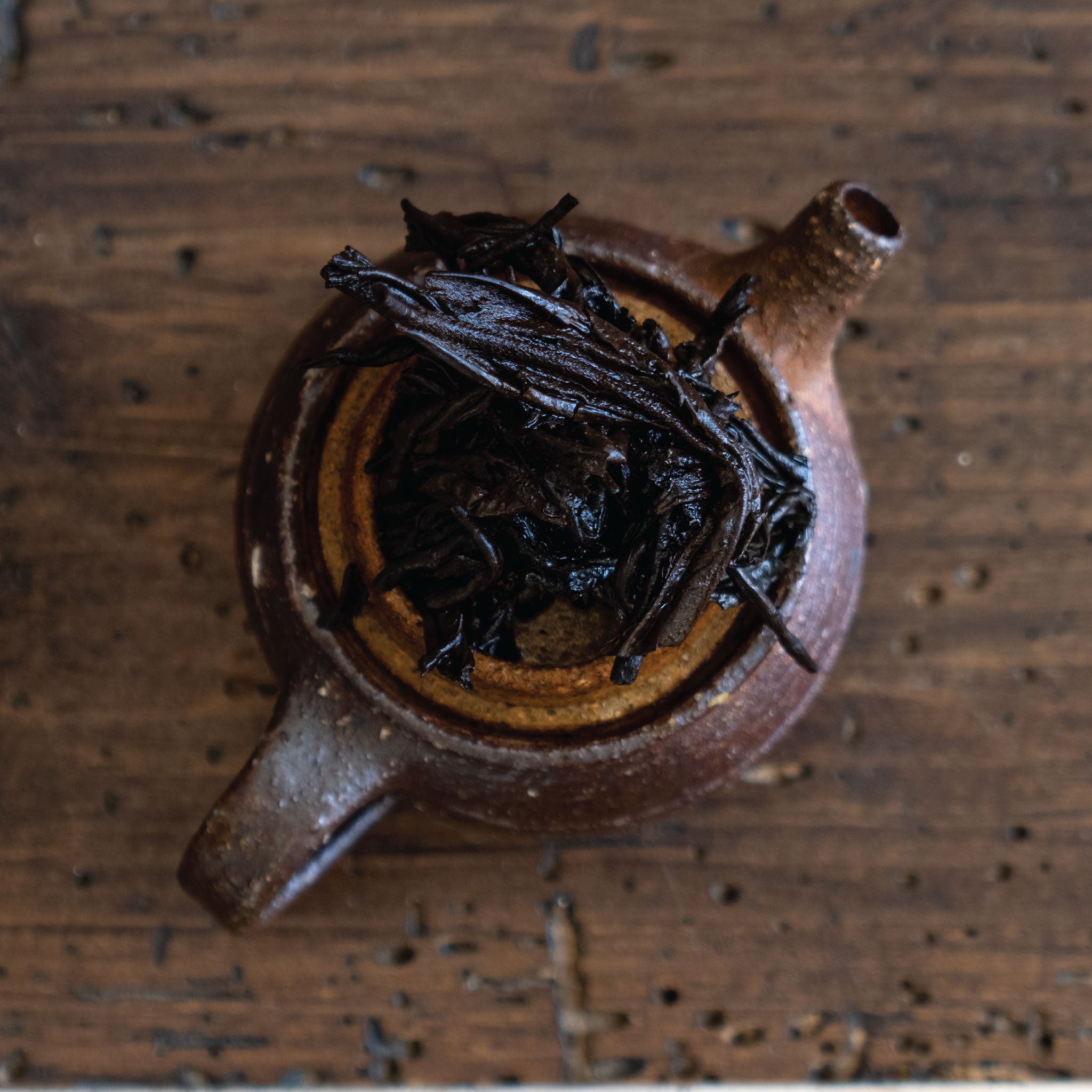 Té oscuro: Té oscuro, con cuerpo y profundidad de sabor, perfecto para quienes buscan una experiencia intensa.