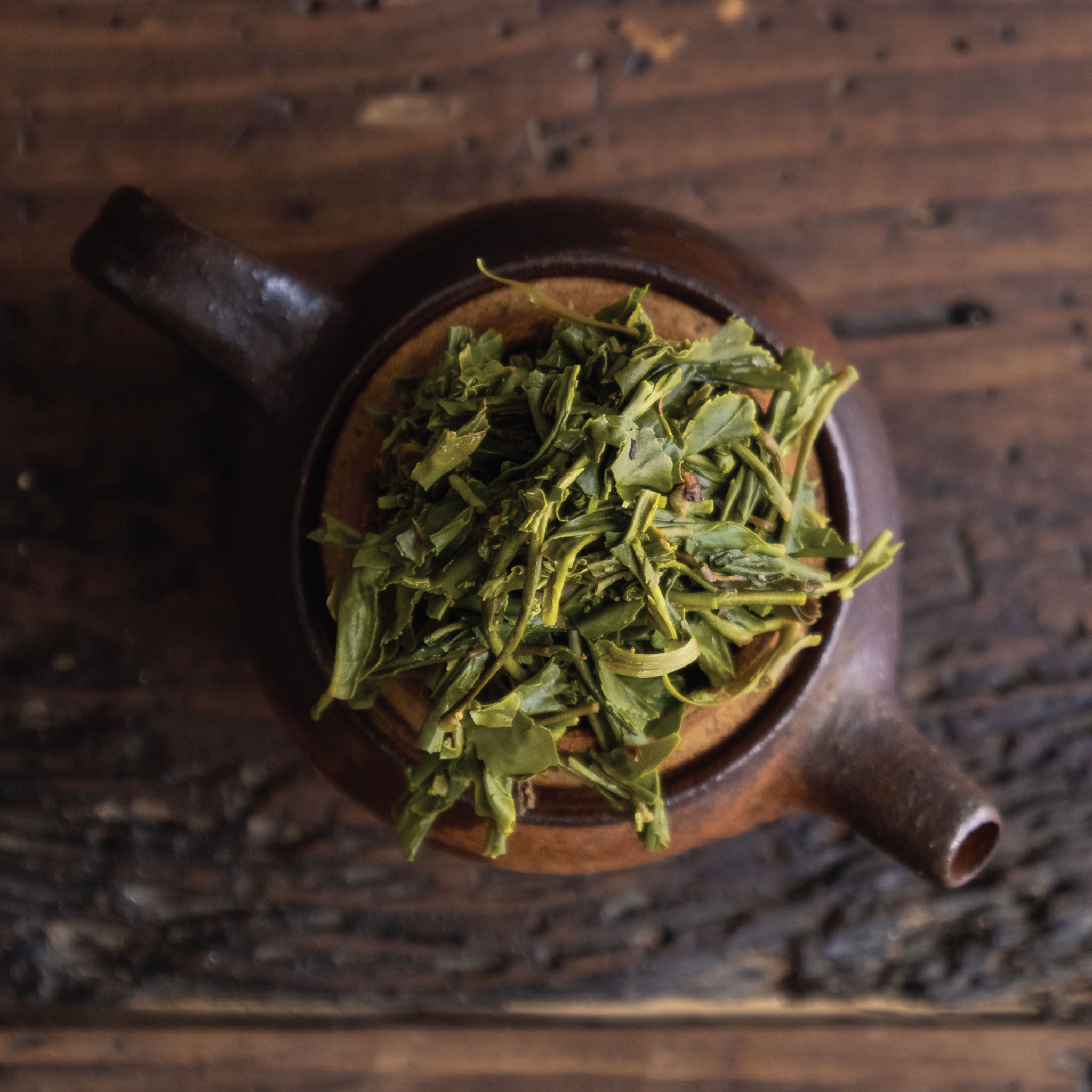 Té oolong: Exquisito té oolong, con un equilibrio único entre té verde y té negro, ofreciendo complejidad de sabores.