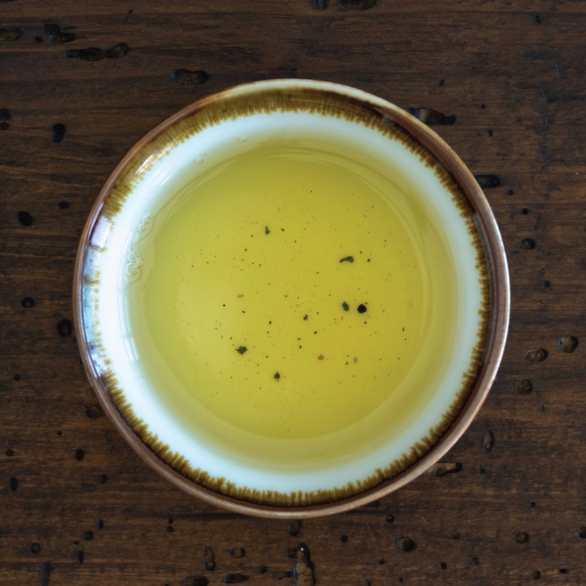 Té oolong: Exquisito té oolong, con un equilibrio único entre té verde y té negro, ofreciendo complejidad de sabores.